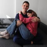 Julien Blondiau serrant une personne