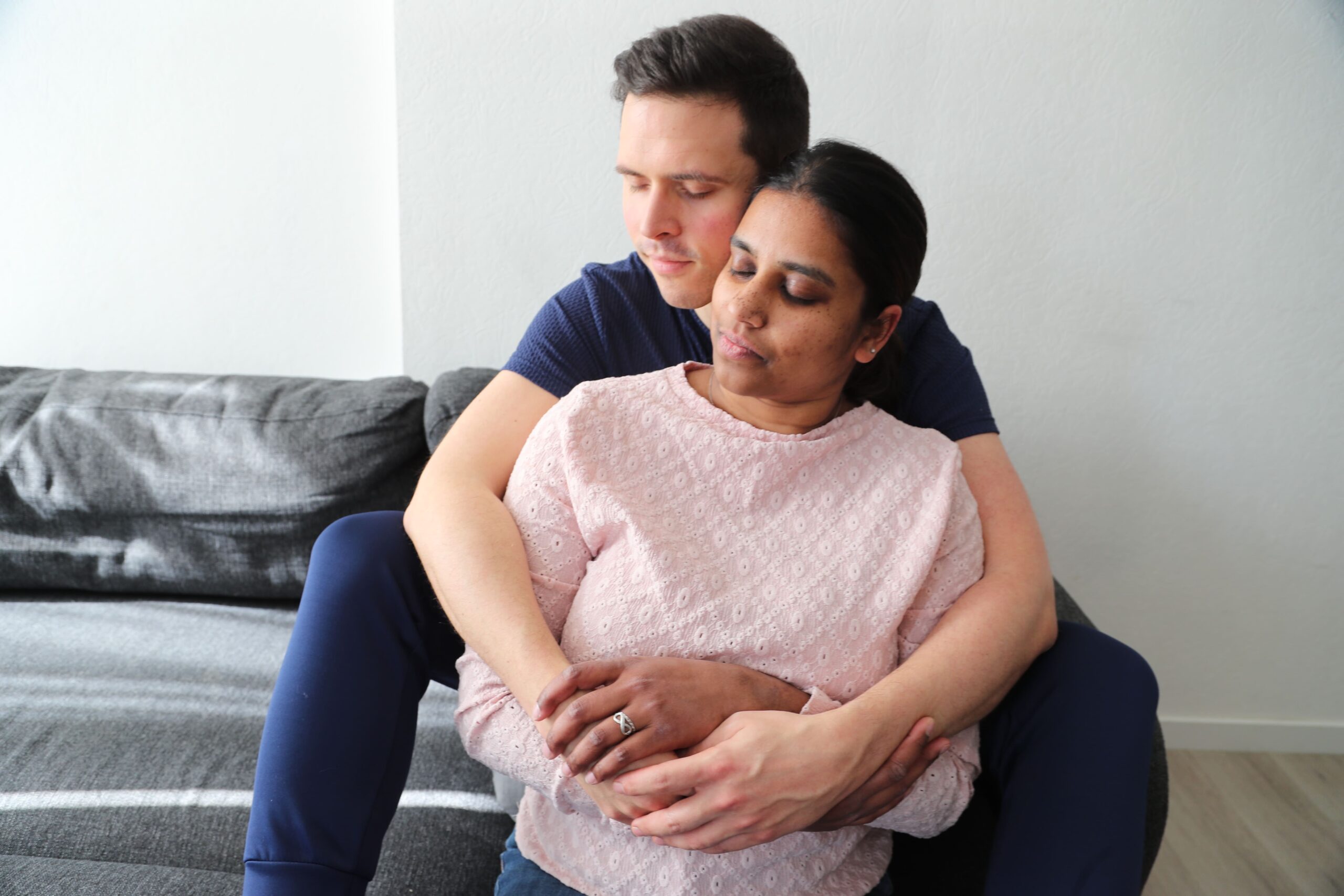 Homme faisant sereinement un câlin par derrière à une femme